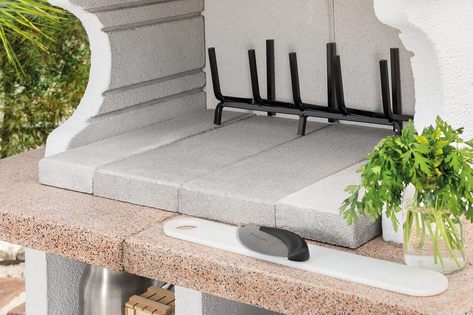 Palazzetti in Giardino Pianosa Barbecue Carbonelle Legna Struttura Cemento Refrattario Top Marmotech Rosso Da Verniciare Area Grill Piano Fuoco Braciere Portalegna Sottocappa Metallica Griglia Cottura Incluso Kit Verniciatura e Montaggio 140x90 H242 cm