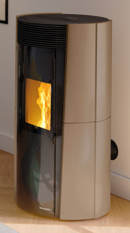 Palazzetti Lilibet TC 13 Stufa a Pellet Ermetica ad Aria Calda Ventilata Regolabile Potenza 13 Kw Rivestimento Ceramica Colore Caffellatte Forma Circolare Uscita Fumi Posteriore Doppio Vetro Combustione Totale Pulizia Automatica Braciere L64xP58xH122 cm