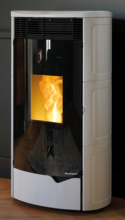 Palazzetti Nadine TC 9 Pro 2 Stufa Pellet Ermetica Aria Calda Ventilata Canalizzata Regolabile Potenza 9,3 Kw 2 Ventilatori Indipendenti Ceramica Bianco Mat Uscita Fumi Posteriore Doppia Porta Combustione Totale Pulizia Automatica Braciere L62xP59xH125 cm