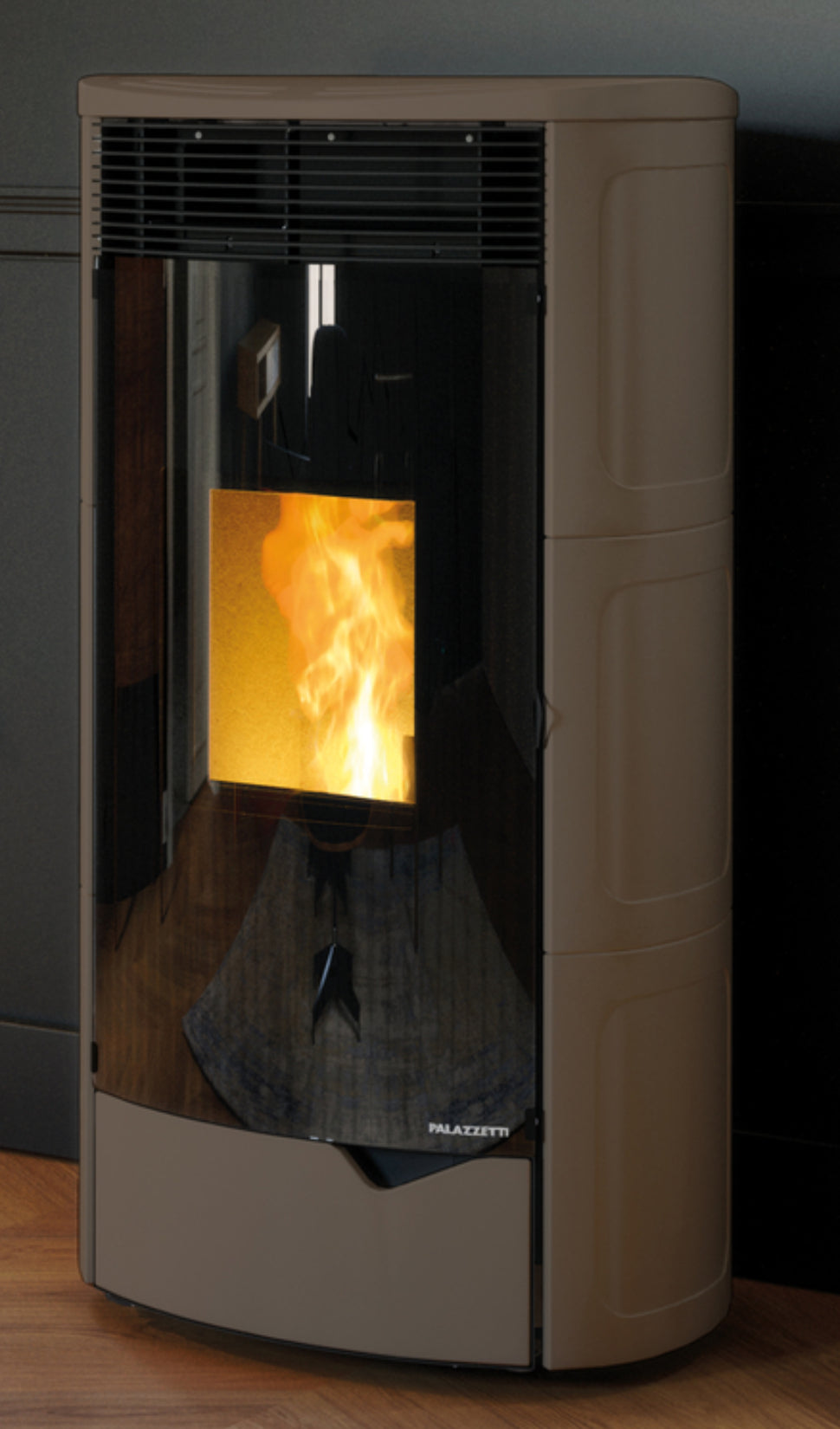 Palazzetti Nadine TC 13 Pro 3 Stufa Pellet Ermetica Aria Calda Ventilata Canalizzata Regolabile Potenza 13Kw 3 Ventilatori Indipendenti Ceramica Caffellatte Uscita Fumi Posteriore Doppia Porta Combustione Totale Pulizia Automatica Braciere L62xP59xH125 cm