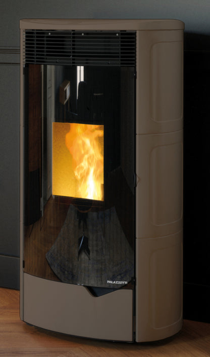 Palazzetti Nadine TC 13 Pro 3 Stufa Pellet Ermetica Aria Calda Ventilata Canalizzata Regolabile Potenza 13Kw 3 Ventilatori Indipendenti Ceramica Caffellatte Uscita Fumi Posteriore Doppia Porta Combustione Totale Pulizia Automatica Braciere L62xP59xH125 cm
