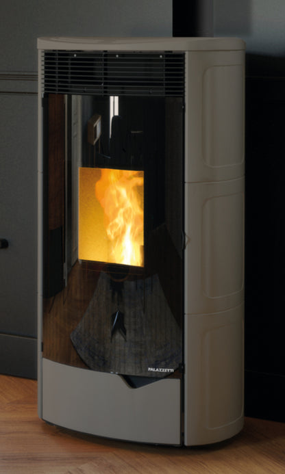 Palazzetti Nadine TC 12 US Stufa Pellet Ermetica Aria Ventilata Frontale Regolabile Potenza 12 Kw Rivestimento Ceramica Colore Caffellatte Uscita Fumi Coassiale Superiore Combustione Totale Pulizia Automatica Braciere Ghisa Cassetto Cenere L62xP68xH125 cm