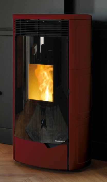 Palazzetti Nadine 12 Us Pro 2 Stufa Pellet Ermetica Aria Ventilata Canalizzata Regolabile Potenza 12 Kw 2 Ventilatori Indipendenti Rivestimento Ceramica Rosso Bordeaux Uscita Fumi Superiore Doppia Porta Pannello Controllo Braciere Cassetto L62xP68xH125 cm