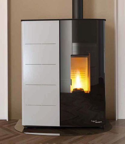 Palazzetti Twiggy 10 US Stufa Pellet Slim Ermetica Aria Ventilata Canalizzata Potenza 10 Kw Rivestimento Acciaio Bianco Uscita Fumi Superiore Coassiale Doppia Porta Vetro Ceramico Pannello Digitale Programma Fasce Orarie Braciere Ghisa Cassetto Cenere