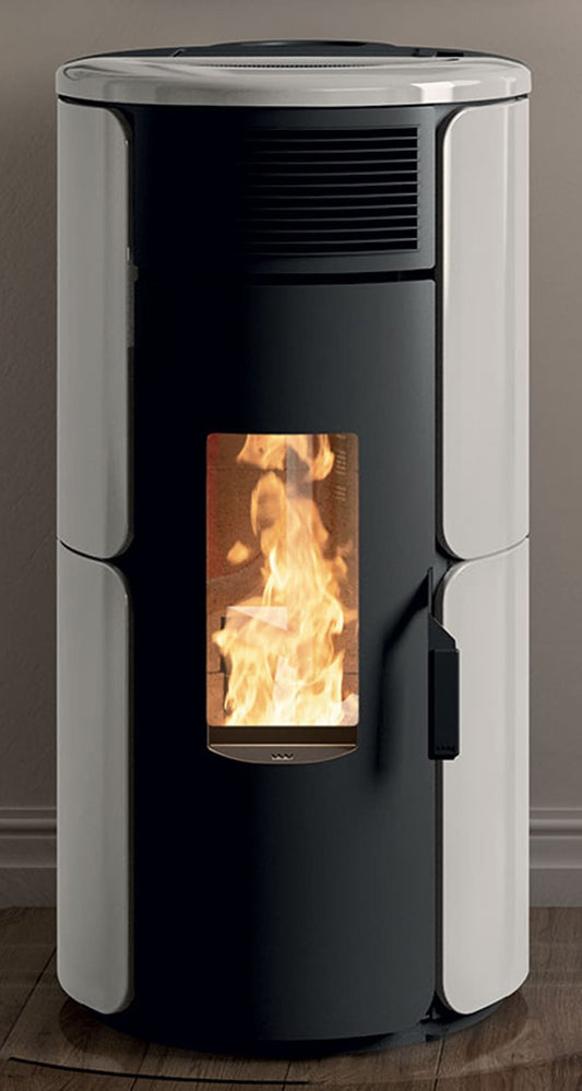 Royal Palazzetti Dora Air 80 Rivestimento Ceramica Colore Bianco Potenza 8,2Kw Stufa Pellet Aria Ventilata Forma Arrotondata Maniglia Antiscottatura Uscita Fumi Posteriore Canalizza Aria Comburente Esterno Display Sfioro Programma Orario Cassetto Braciere