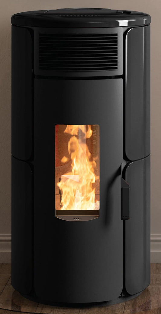 Royal Palazzetti Dora Air 80 Rivestimento Ceramica Colore Nero Potenza 8,2 Kw Stufa Pellet Aria Ventilata Forma Arrotondata Maniglia Antiscottatura Uscita Fumi Posteriore Canalizza Aria Comburente Esterno Display Sfioro Programma Orario Cassetto Braciere