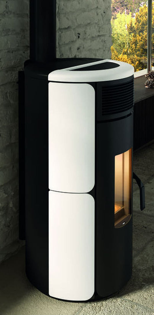 Royal Palazzetti Grazia E Air 80 Us Rivestimento Acciaio Top Ghisa e Maiolica Colore Bianco Potenza 8,2Kw Stufa Pellet Ermetica Aria Ventilata Forma Arrotondata Maniglia Antiscottatura Uscita Fumi Superiore Canalizza Aria Comburente Esterno Display Sfioro