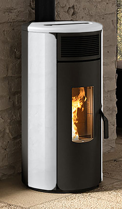 Royal Grazia Glass E Air 80 Us Stufa Pellet Ermetica Aria Calda Ventilata Potenza 8,2 Kw Vetro Bianco Forma Arrotondata Uscita Fumi Coassiale Superiore Top Maiolica Ghisa Maniglia Antiscottatura Gomma Display Digitale Gestione Fasce Orarie Cassetto Cenere