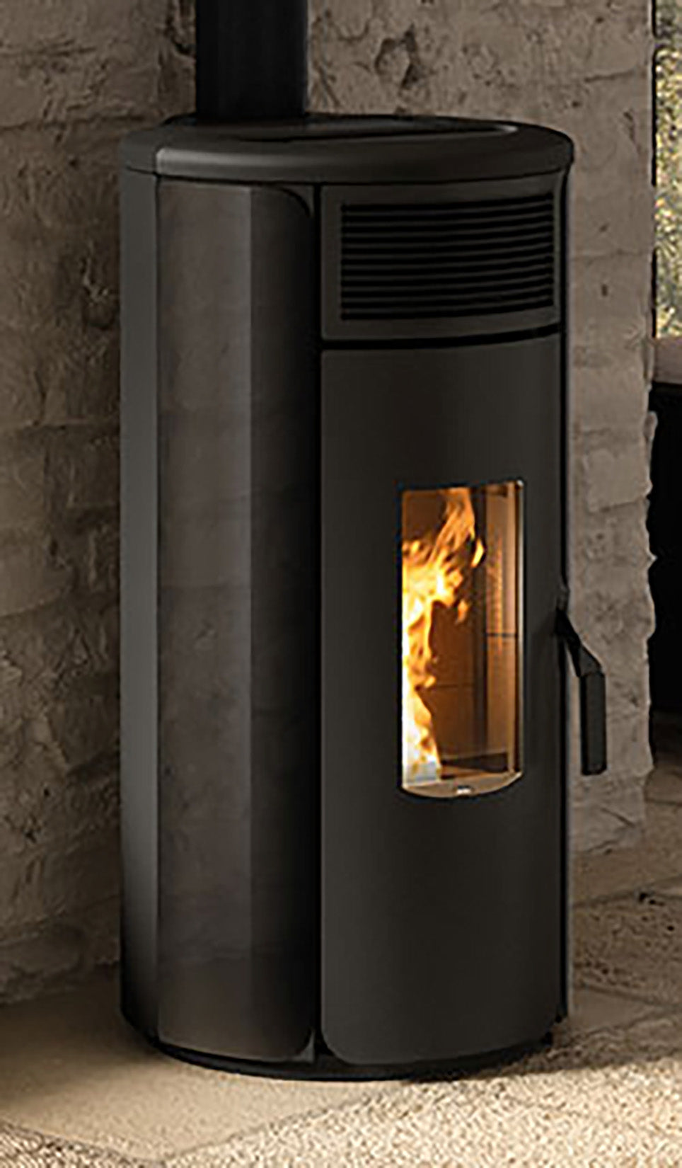 Royal Grazia Glass E Air 80 Us Stufa Pellet Ermetica Aria Calda Ventilata Potenza 8,2 Kw Vetro Nero Forma Arrotondata Uscita Fumi Coassiale Superiore Top Maiolica Ghisa Maniglia Antiscottatura Gomma Display Digitale Gestione Fasce Orarie Cassetto Cenere