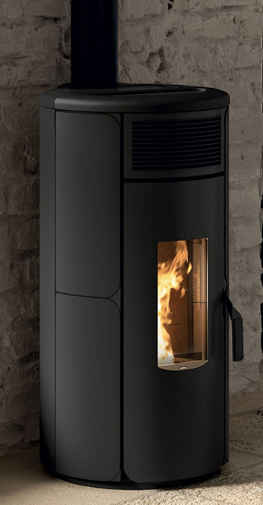 Royal Palazzetti Grazia E Air 80 Us Rivestimento Acciaio Top Ghisa e Maiolica Colore Nero Potenza 8,2 Kw Stufa Pellet Ermetica Aria Ventilata Forma Arrotondata Maniglia Antiscottatura Uscita Fumi Superiore Canalizza Aria Comburente Esterno Display Sfioro