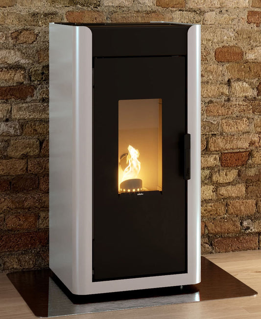 Royal Palazzetti Ilde Air 80 Rivestimento Acciaio Colore Bianco Potenza 8,2 Kw Stufa Pellet Aria Calda Ventilata Maniglia Antiscottatura Uscita Fumi Posteriore Canalizza Aria Comburente Esterno Display Comandi Sfioro Programma Digitale Cassetto Estraibile