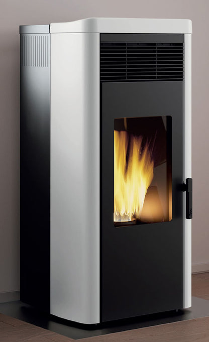 Royal Palazzetti Lea Air 90 Rivestimento Acciaio Top Ceramica Colore Bianco Potenza 9 Kw Stufa Pellet Aria Ventilata Canalizzabile Uscita Fumi Posteriore Canalizzazione Aria Comburente Esterno Display Sfioro Programma Fasce Orarie Cassetto Braciere Ghisa