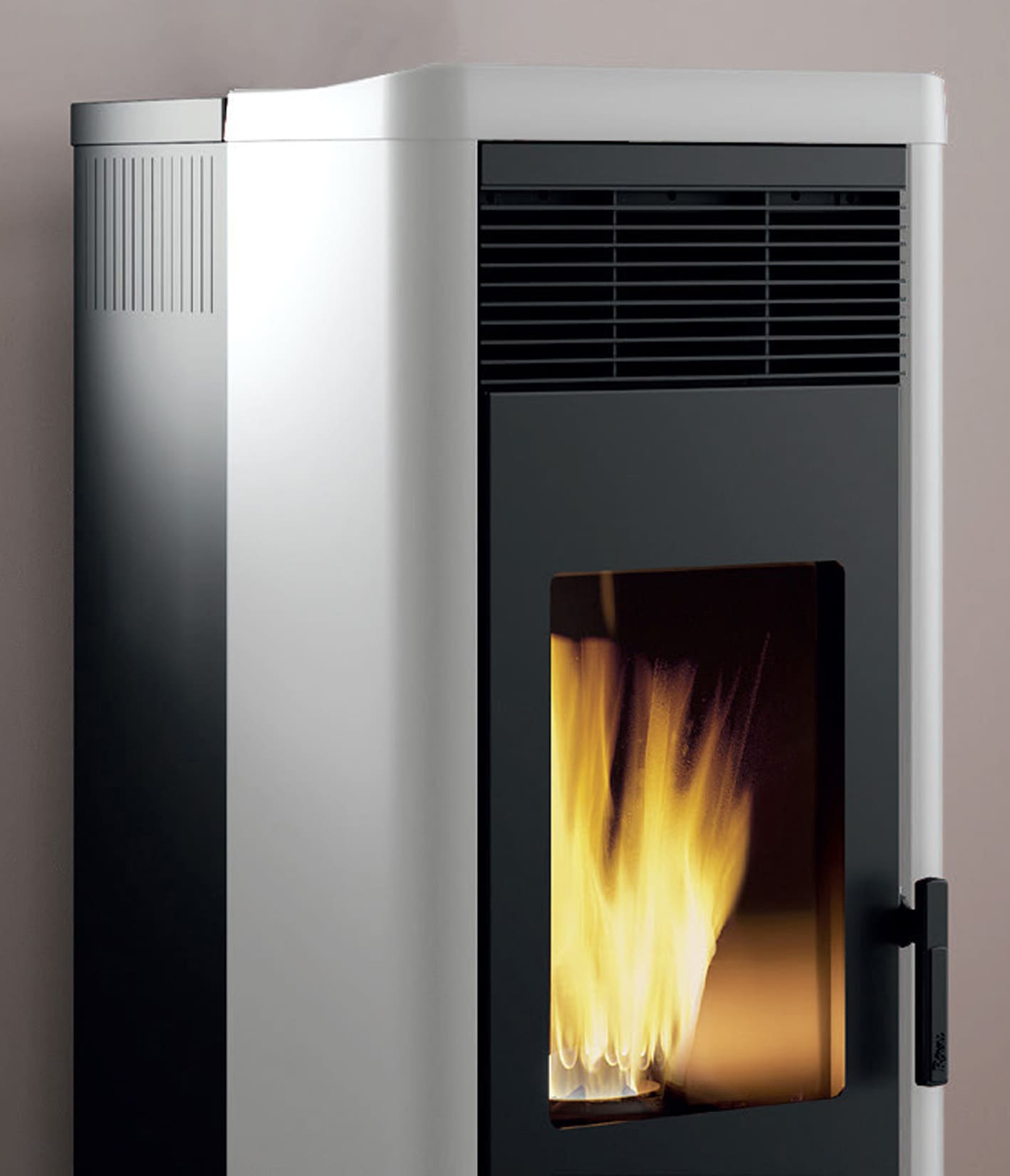 Royal Palazzetti Lea Air 90 Rivestimento Acciaio Top Ceramica Colore Bianco Potenza 9 Kw Stufa Pellet Aria Ventilata Canalizzabile Uscita Fumi Posteriore Canalizzazione Aria Comburente Esterno Display Sfioro Programma Fasce Orarie Cassetto Braciere Ghisa