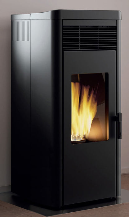 Royal Palazzetti Lea Air 120 Rivestimento Acciaio Top Ceramica Colore Nero Potenza 11,8 Kw Stufa Pellet Aria Ventilata Canalizzabile Uscita Fumi Posteriore Canalizzazione Aria Comburente Esterno Display Sfioro Programma Orario Cassetto Braciere Ghisa