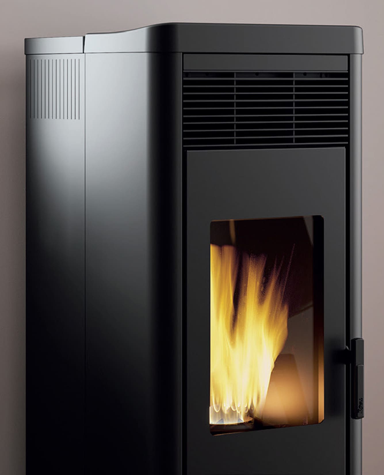 Royal Palazzetti Lea Air 90 Rivestimento Acciaio Top Ceramica Colore Nero Potenza 9 Kw Stufa Pellet Aria Ventilata Canalizzabile Uscita Fumi Posteriore Canalizzazione Aria Comburente Esterno Display Sfioro Programma Fasce Orarie Cassetto Braciere Ghisa