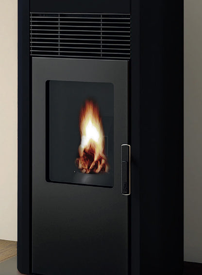 Royal Palazzetti Roberta E Air 120 Rivestimento Acciaio Top Ceramica Colore Nero Potenza 12,1 Kw Stufa Pellet Ermetica Aria Calda Ventilata Uscita Fumi Posteriore Canalizza Aria Comburente Esterno Display Sfioro Programma Fasce Orarie Cassetto Braciere