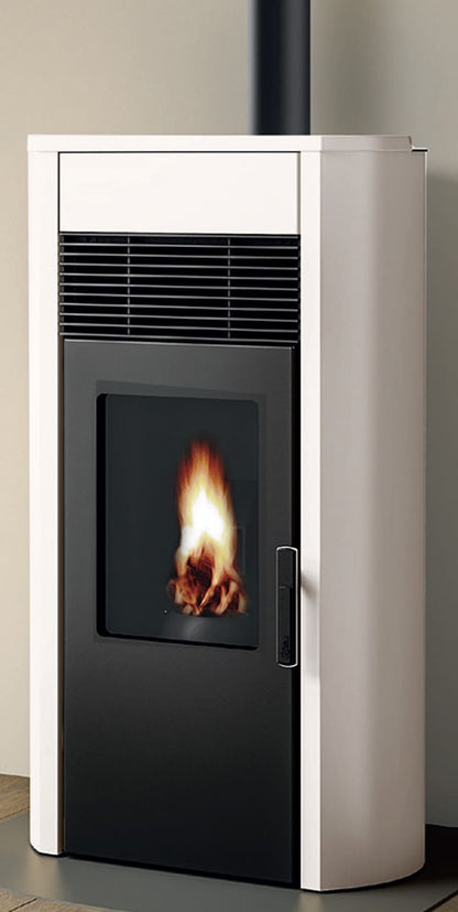 Royal Roberta Air 120 Us Stufa Pellet Aria Calda Ventilata Regolabile 12,3 Kw Acciaio Bianco Forma Arrotondata Uscita Fumi Superiore Top Ceramica Display Digitale Comandi Sfioro Gestione Fasce Orarie Braciere Cassetto Pulizia Manutenzione Semplificata