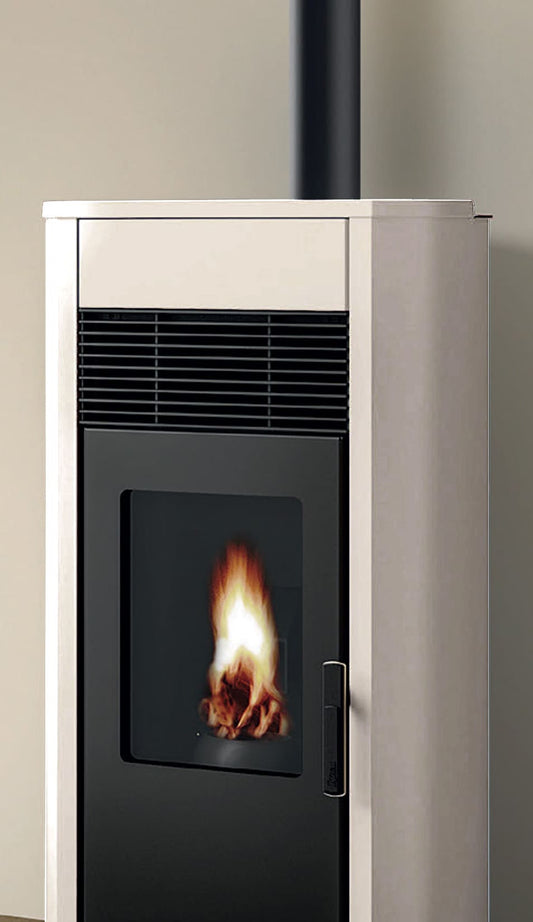 Royal Roberta Air 120 Us Stufa Pellet Aria Calda Ventilata Regolabile 12,3 Kw Acciaio Bianco Forma Arrotondata Uscita Fumi Superiore Top Ceramica Display Digitale Comandi Sfioro Gestione Fasce Orarie Braciere Cassetto Pulizia Manutenzione Semplificata