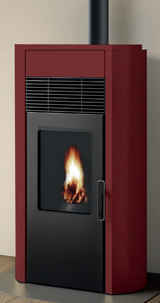 Royal Palazzetti Roberta Air 60 Us Rivestimento Acciaio Top Ceramica Colore Rosso Bordeaux Potenza 6 Kw Stufa Pellet Aria Ventilata Fianchi Arrotondati Uscita Fumi Superiore Canalizza Aria Comburente Esterno Display Sfioro Programma Fasce Orarie Braciere